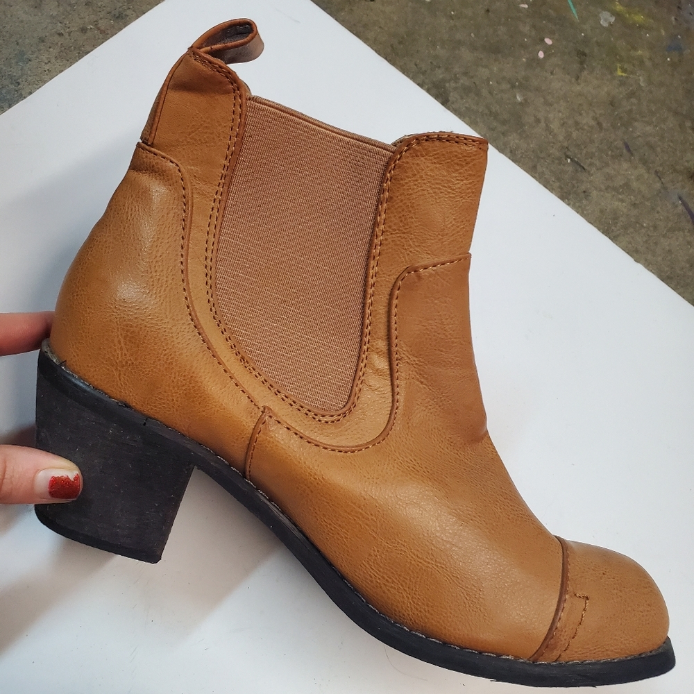 Womens size 8 Tan leather booties